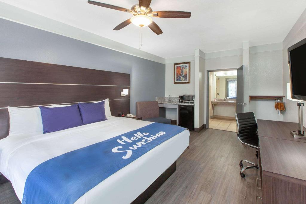 1 King Bed Accessible Room
