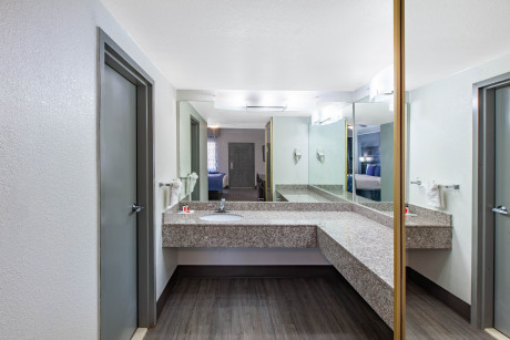 Days Inn & Suites Nasa - Bathroom