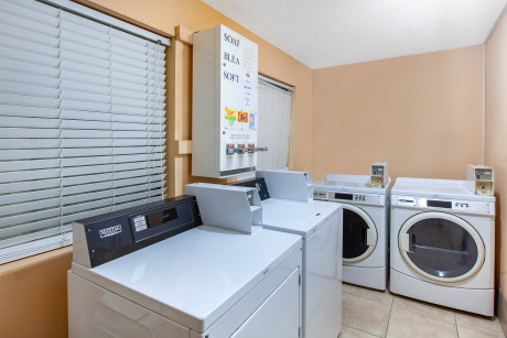 Days Inn & Suites Nasa - Laundry